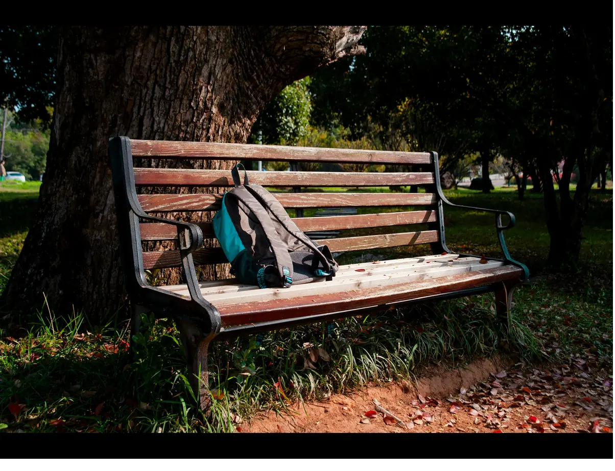 Sac à dos oublié sur un banc