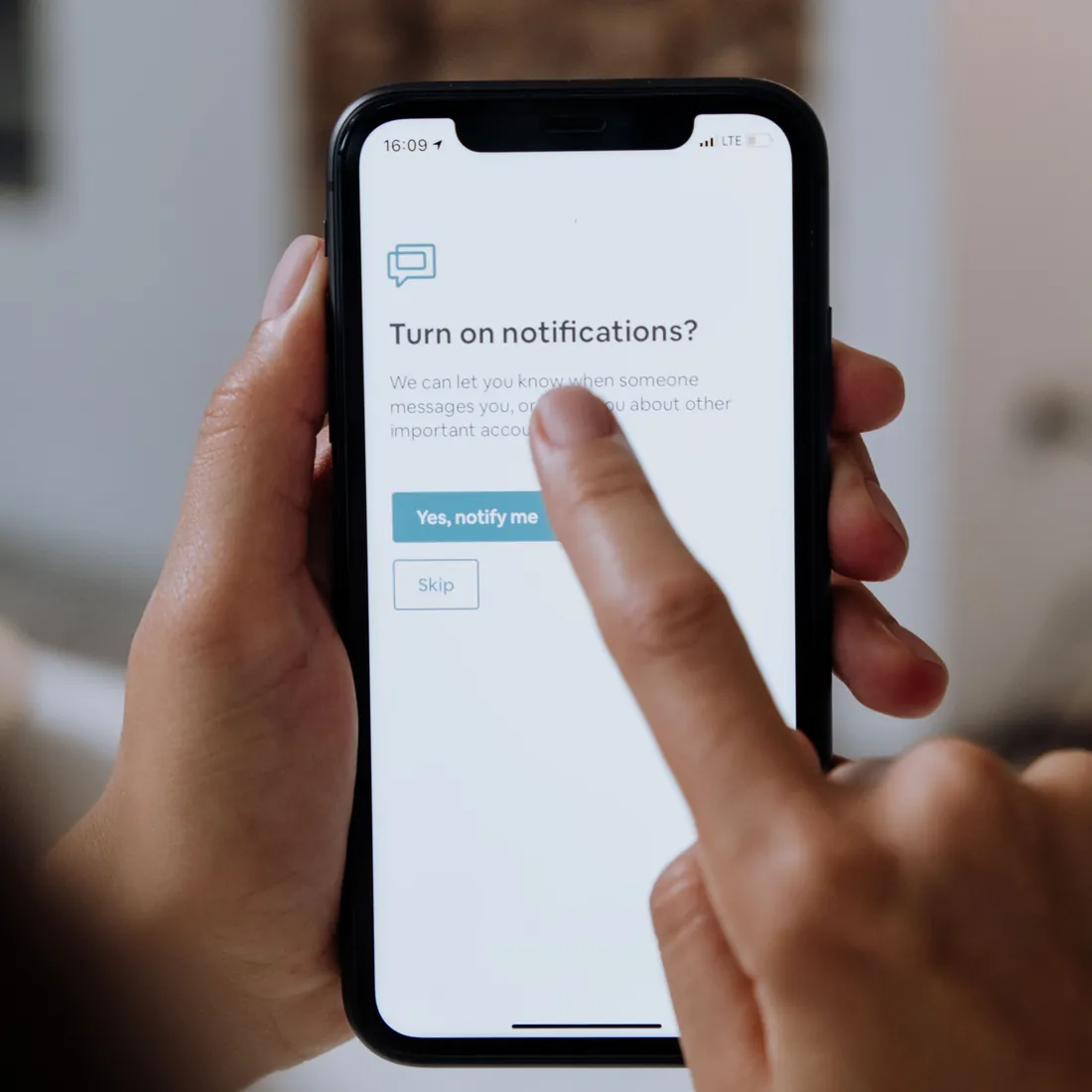 Personne qui active les notifications sur son téléphone