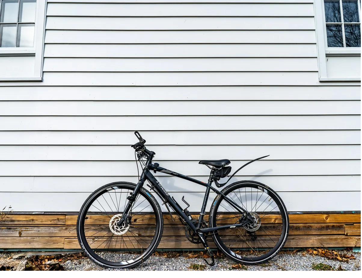 Vélo de montagne noir appuyé sur un mur